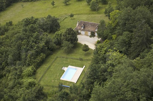 Vue aérienne du Vignal avec le bâtiment et la piscine