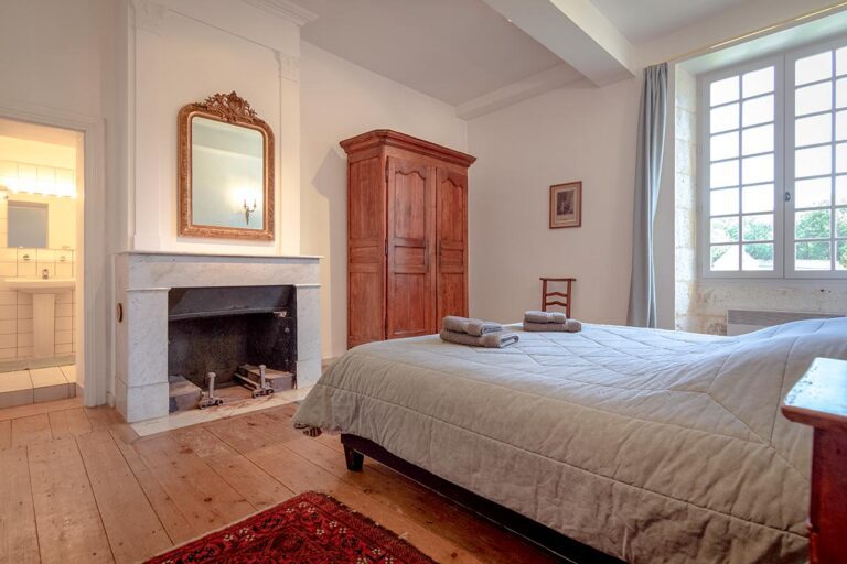 Seconf double bedroom with chimney. Deuxième chambre double au premier étage