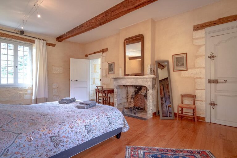 Fouth bedroom with double bed, furniture, antique chimney and mirror. Quatrième chambre double au premier étage