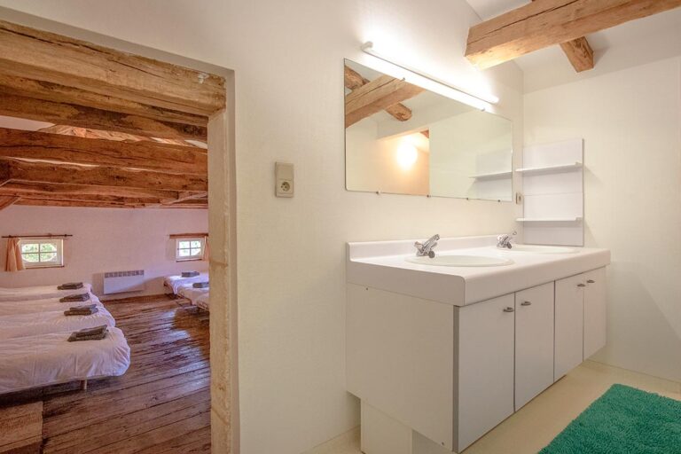 Bathroom view at the loft with 8 simple beds. La salle de bain d'un dortoir