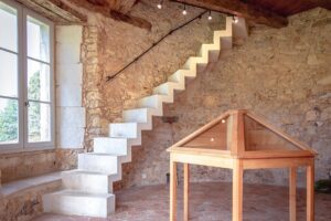 Escaliers dans Le PIgeonnier pour monter dans la chambre des mariés