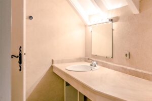 évier de salle de bain avec miroir au Vignal La Leotardie
