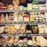 selection de fromage et produits laitier dans une épicerie
