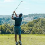 homme qui joue au golf en Dordogne France